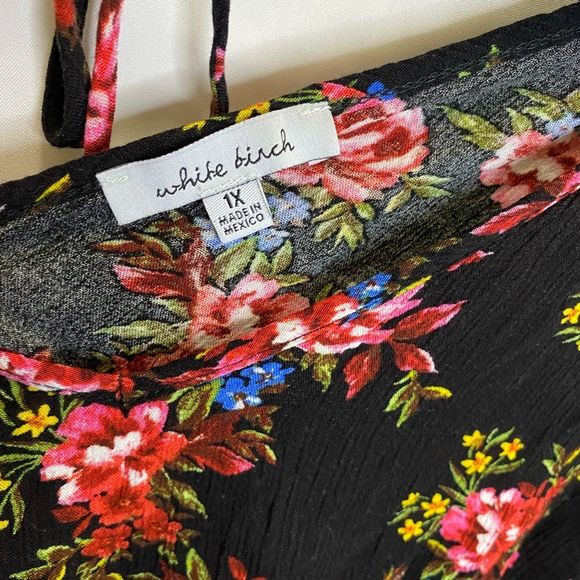 White Birch beautiful black floral blouse, v-neck cinched at waist, size 1x - Picture 8 of 8